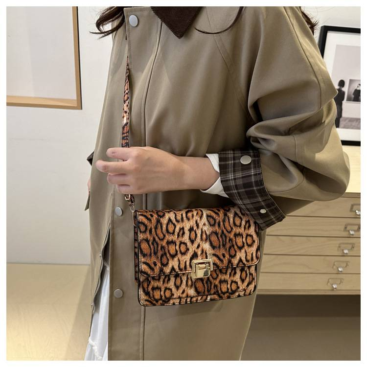 Leopard Print Fashion New One-shoulder Messenger Bag Simple Commuter Small Bag_voghion.com