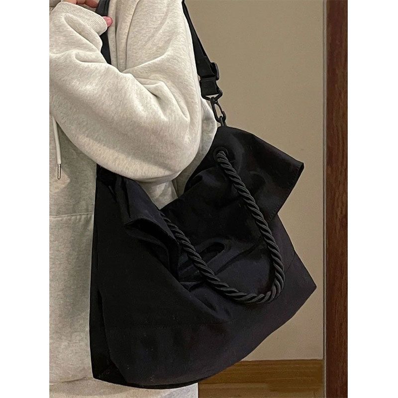 Grande capacità per le donne 2025 primavera nuova borsa a tracolla in tela di nylon stile scuro versatile alla moda_voghion.com