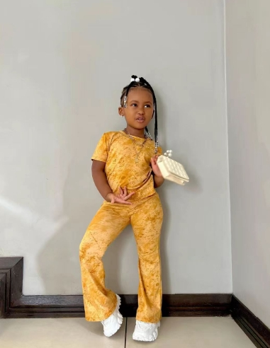 Mother & Kids: Neues Kinderoutfit im Stil eines Instagram-Trends – Mädchen-Set im Kurzarm-Design aus Samt_voghion.com