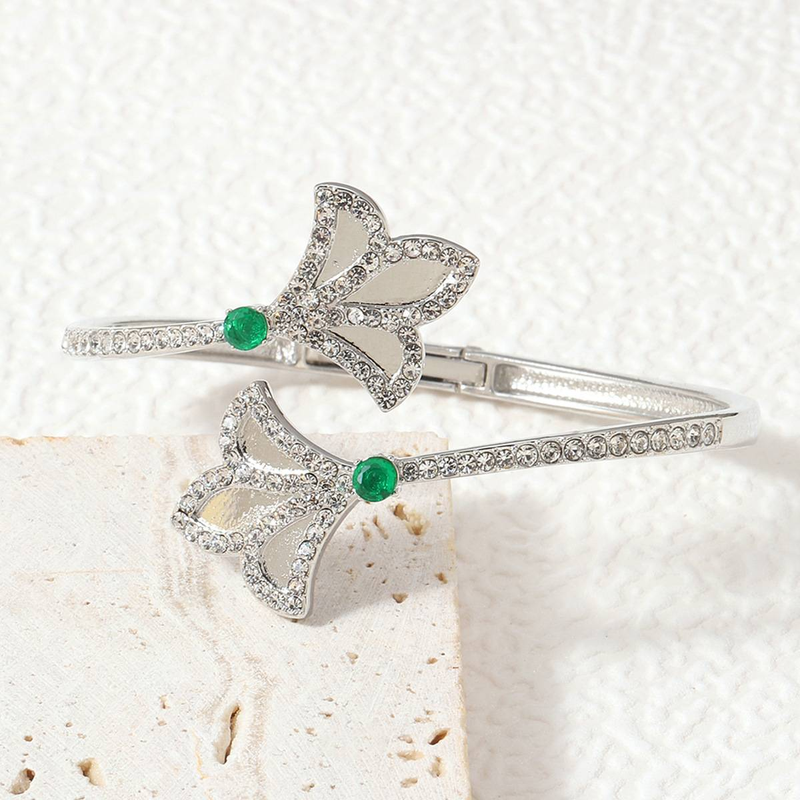 Zirkonia-Intarsien mit verstellbaren Armbändern, elegantes Blumen-Nageldesign_voghion.com