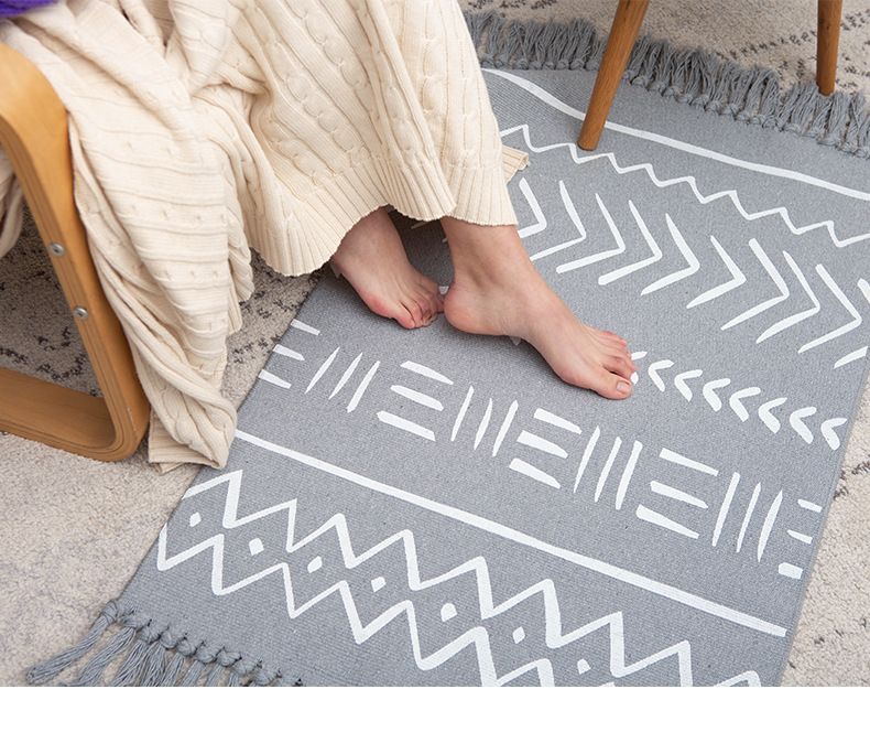 Cassifa Black And White Color Matching Print Hand Knotted Tassel Floor Mat Bedroom Bed End Mat Modern Simple Balcony Floor Mat_voghion.com