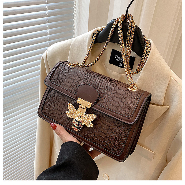 2023 ny axel crossbody damväska modekedja väska nät röd bee light lyx liten fyrkantig väska_voghion.com