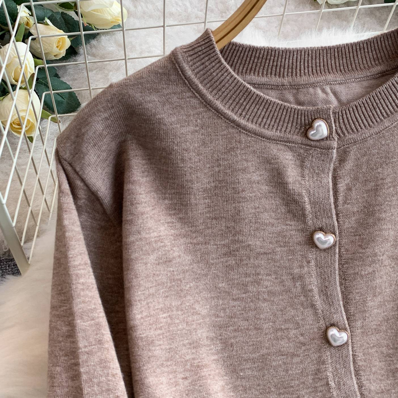 Abbigliamento da donna Elegante camicetta in maglia con bottoni Camellia e pantaloni dritti a vita alta - Beige chiaro / Marrone chiaro (Outfit autunno-inverno)_voghion.com