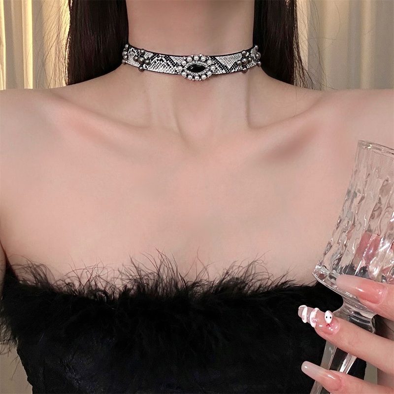Designer Cool Europese en Amerikaanse mode Slangenhuidpatroon Luxe leren gierstkralenkraag Vrouwelijke minderheid Licht Luxe Spice Girl nekband_voghion.com