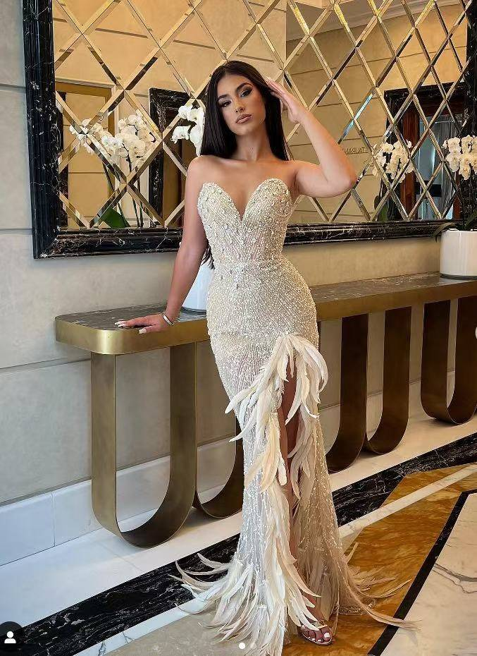 Luxuriöses, handgefertigtes Abendkleid mit Perlen, Federsaum und Pailletten im Bustier-Stil mit hohem Schlitz – Elegantes Abendkleid mit tiefem V-Ausschnitt für Bankette und Partys_voghion.com