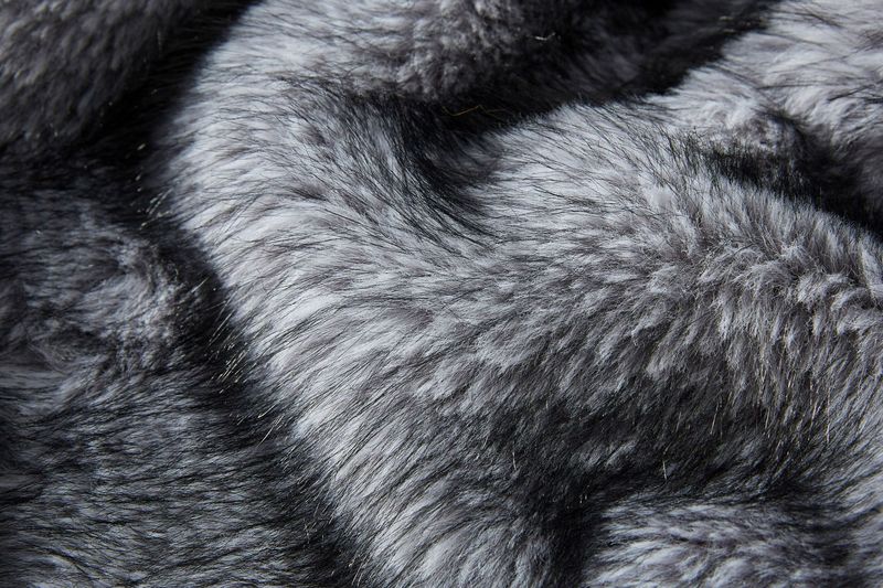 Luxuriöser Kunstpelzmantel mit breitem Revers – modische Winterjacke für Damen in mehreren Farben (Weiß, Grau, Schwarzweiß, Beige, Braun, Gestreift, Creme)_voghion.com