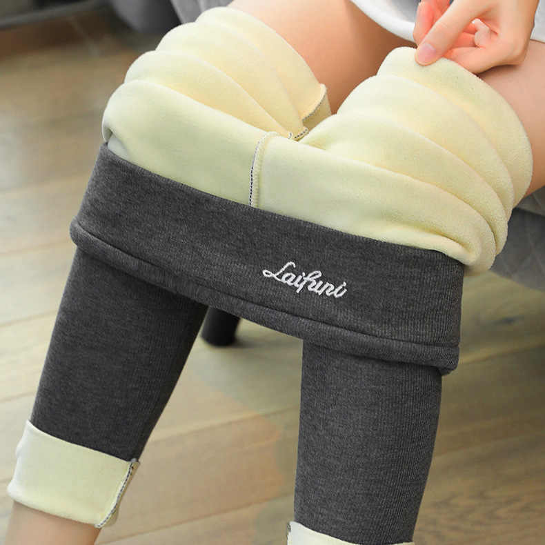Le donne indossano leggings in lana d'agnello per mantenersi caldi e leggings imbottiti in velluto_voghion.com