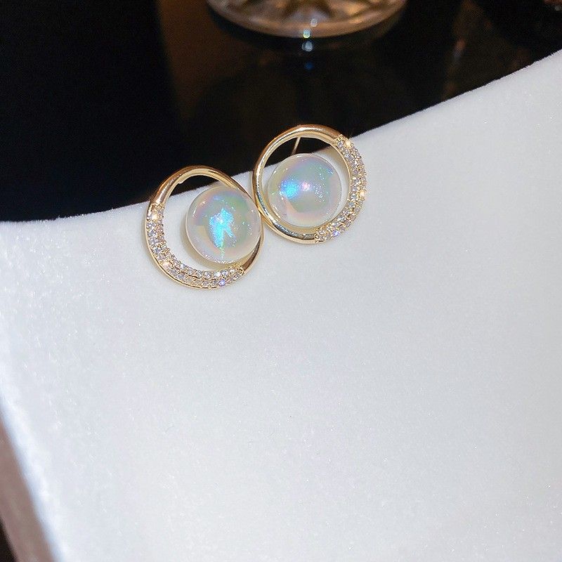 Orecchini di lusso francesi leggeri con perle di diamanti in vero oro placcato in argento e ago intarsiato, alla moda ed eleganti._voghion.com