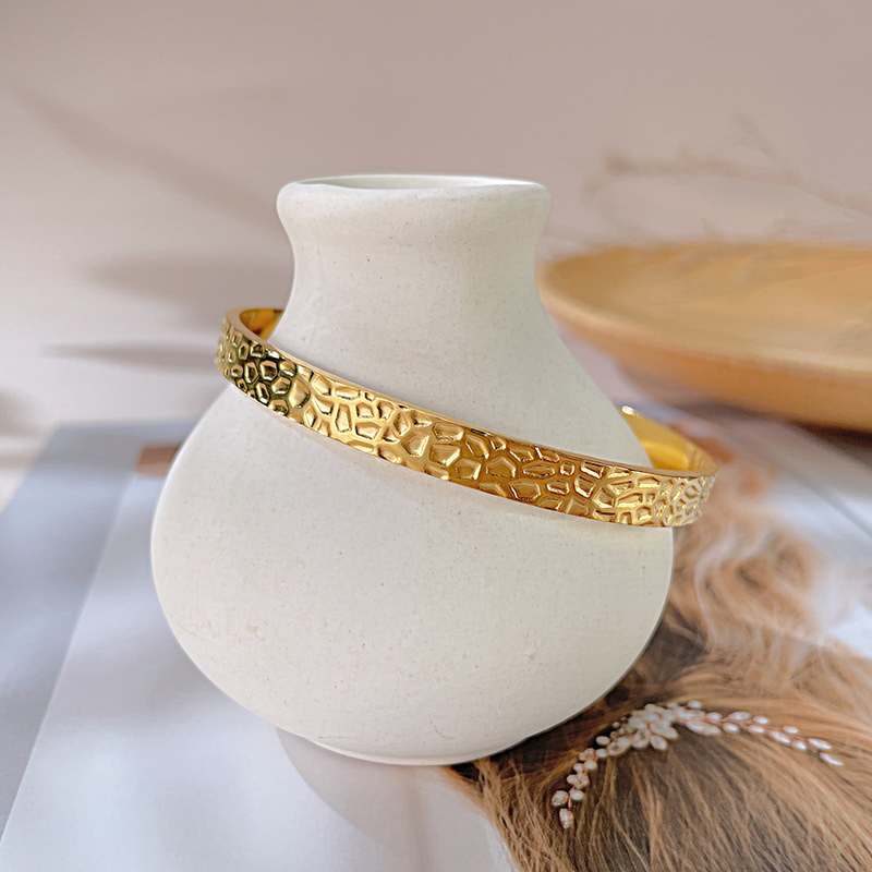 Bracelet ouvert en forme de C pour femme en acier titane_voghion.com