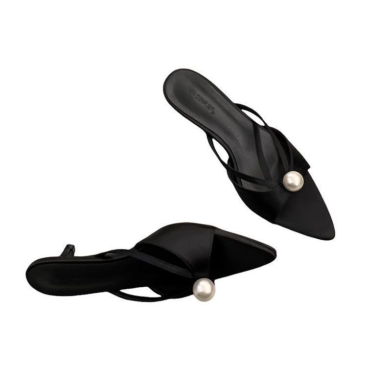 Corda dritta e spalline sottili per le donne da indossare con collane di perle, scarpe aperte e tacchi a gatto,_voghion.com