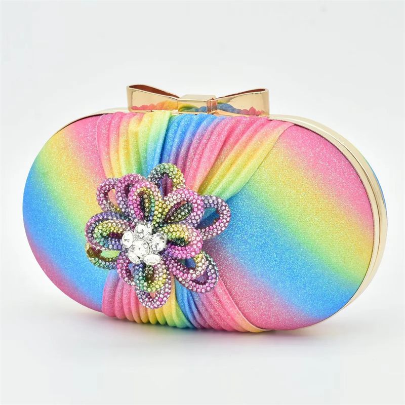 Sandali con tacco a spillo decorativi con applicazione tridimensionale con borsa da sera per banchetti con design alla moda dello stesso colore_voghion.com