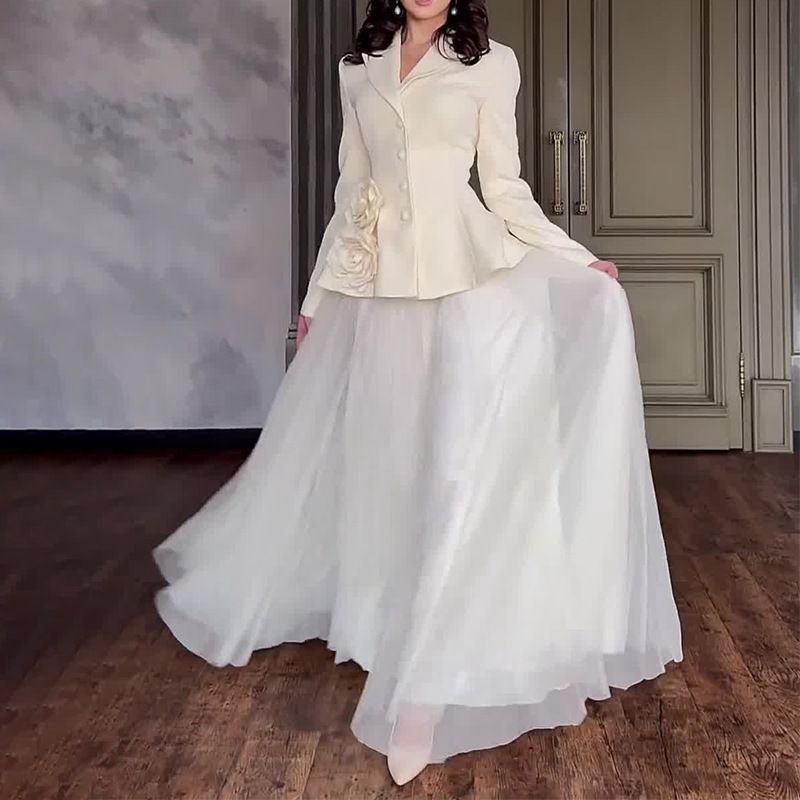 Abito pesante retrò bianco con gonna a rete e fiori tridimensionali da donna_voghion.com
