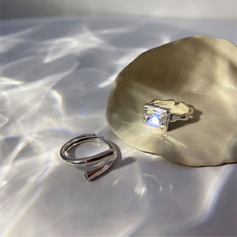 QMCOCO Silberner individueller Zirkonia-Ring mit breitem Quadrat, geeignet für charmante Damen, modisch, elegant und einfach geometrisch_voghion.com