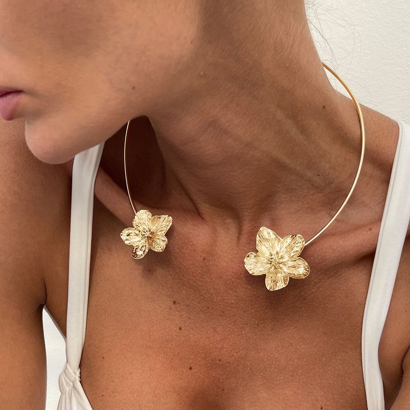 Collana girocollo con cuore a forma di fiore in metallo in stile vintage, leggera e lussuosa, con catena per clavicola esagerata, design unico._voghion.com