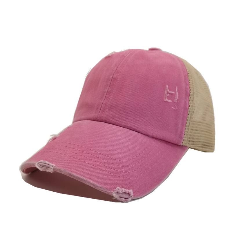 Baseball da donna con coda di cavallo lavata a griglia incrociata in estate, primavera e autunno, realizzato con un vecchio pannello luminoso, sole all'aperto_voghion.com