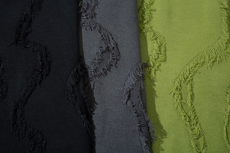 Men's crew-neck sweater with fringe holes_voghion.com