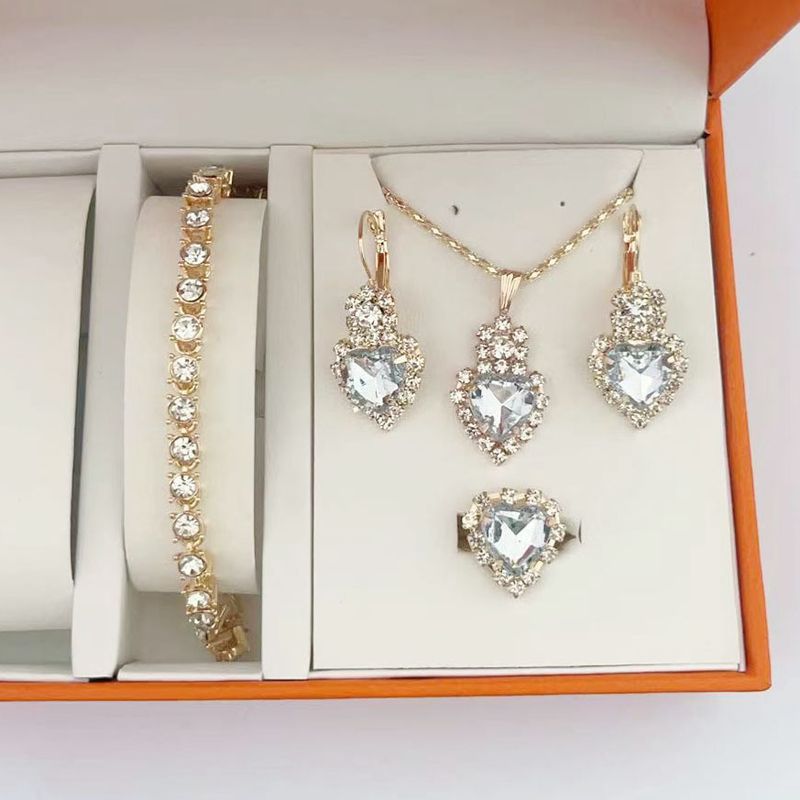 Set di gioielli alla moda e versatili, collana di diamanti, bracciale, orecchini, anello set di quattro pezzi_voghion.com