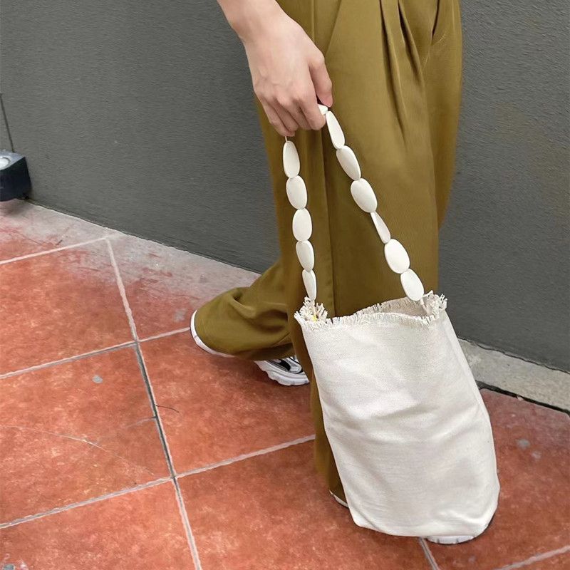 2024 Koreanische Version der vielseitigen Unterarm-Einzelschulterhandtasche mit Nischendesign, handgefertigt mit Rohkantenweberei, einfach_voghion.com