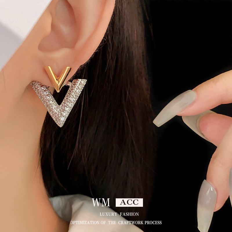 Designer Zircon V-shaped a pair of earrings fashion personality studs light luxury high sense _voghion.com