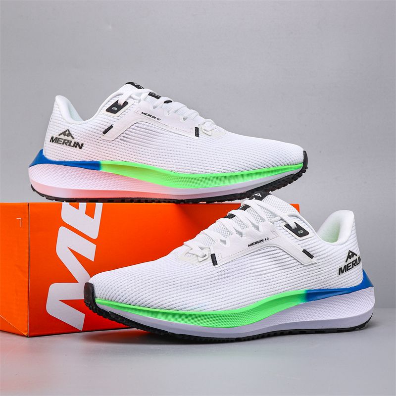 Oddychające buty do biegania wykonane z siateczki i wyposażone w miękkie, elastyczne wkładki zapewniają wygodę i wszechstronne dopasowanie_voghion.com