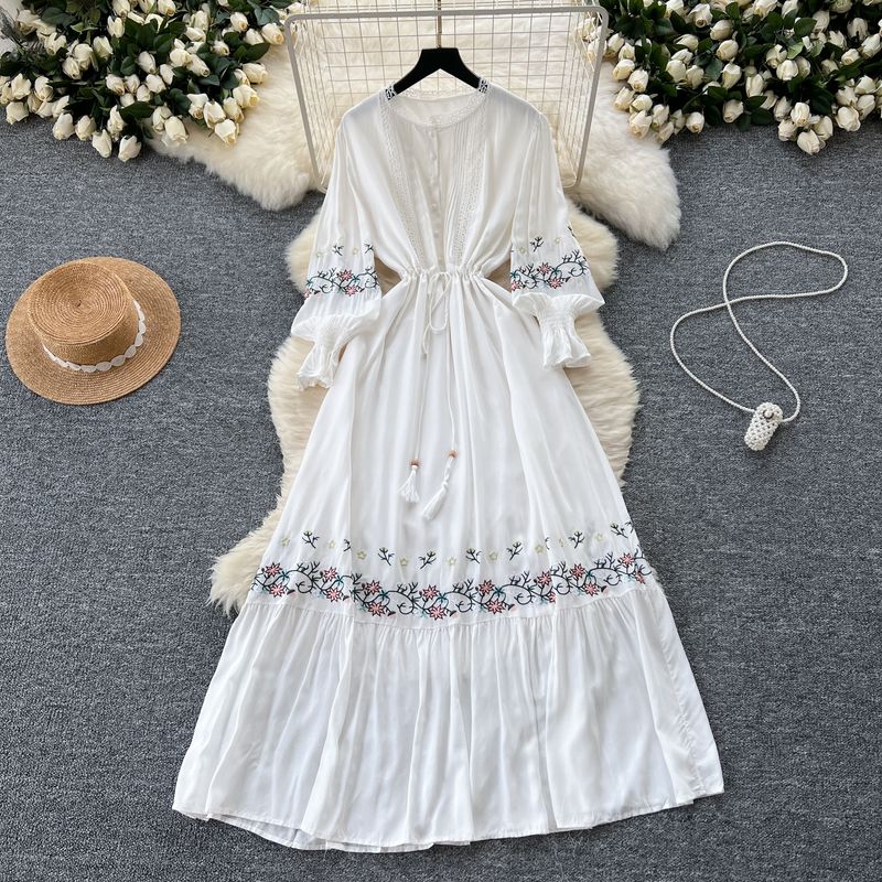Vintage-Kleid mit bestickter Spitze und Glockenärmeln – Korsettschnürung und Schößchensaum für eine romantische Silhouette_voghion.com