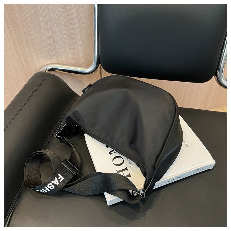 Borsa in tessuto di nylon da donna, borsa a tracolla semplice con motivo a mezzaluna, borsa a tracolla per coppia, borsa a tracolla per sport e tempo libero_voghion.com