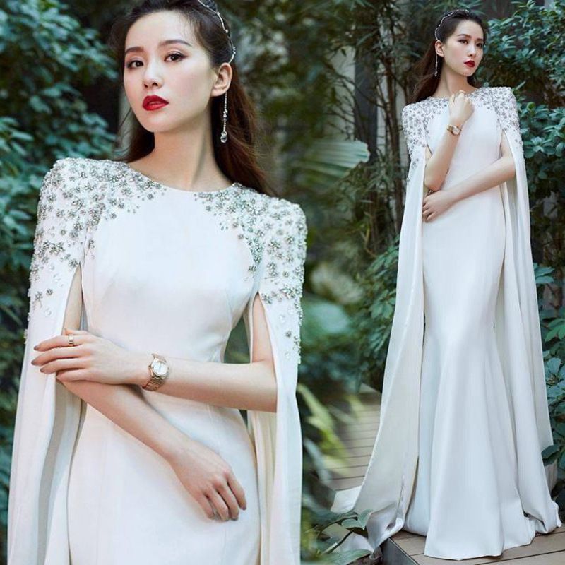 Robe de soirée blanche élégante coupe trapèze avec décolleté épaules dénudées – Robe de soirée amincissante pour banquets, chorales et événements._voghion.com