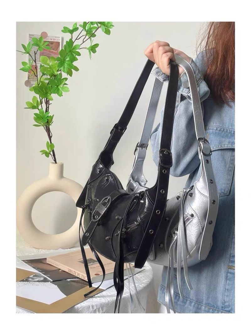 Nuova borsa da motocicletta alla moda Y2K per donna con rivetti, borsa a forma di corno alla moda, borsa a tracolla e a spalla versatile_voghion.com