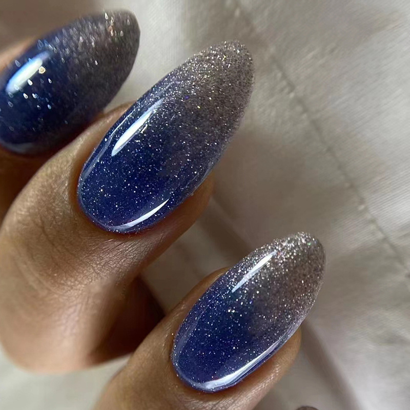24 unghie finte con sfumatura glitter blu con design a testa di mandorla stampa artificiale sulle unghie con colla indossabile F_voghion.com