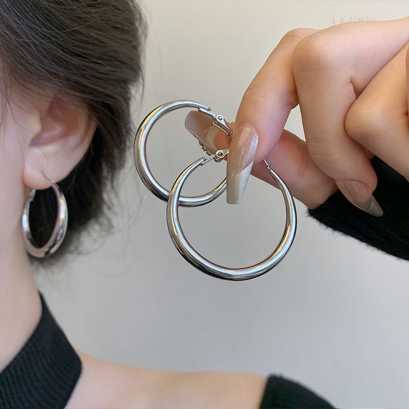 ins Style Simple Silver Needle Versatile Earrings Light Luxury Commuter Metal Circle Earrings Women's High-end Earrings_voghion.com