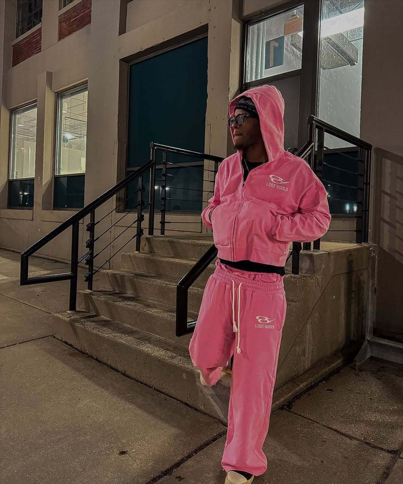 Conjunto de casal unissex streetwear para homens - Moletom com capuz bordado grande e calça de moletom (rosa) | Conjunto moderno para combinar com a moda urbana_voghion.com