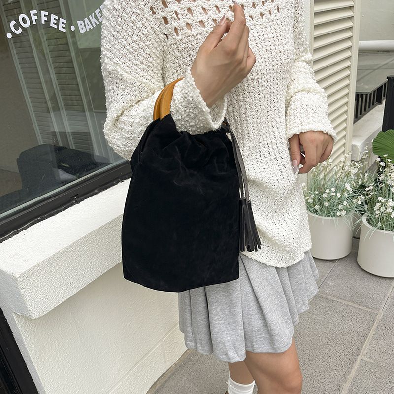 Sac à main en daim pour femme, petit fourre-tout tendance à pompon, nouvelle collection automne 2025_voghion.com