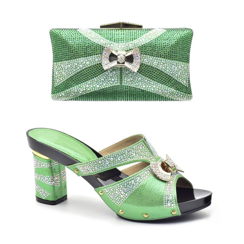 Klobige Slipper mit Strasssteinen für Damen in Übergröße, kombiniert mit einem Clutch-Set für die Dinnerparty_voghion.com