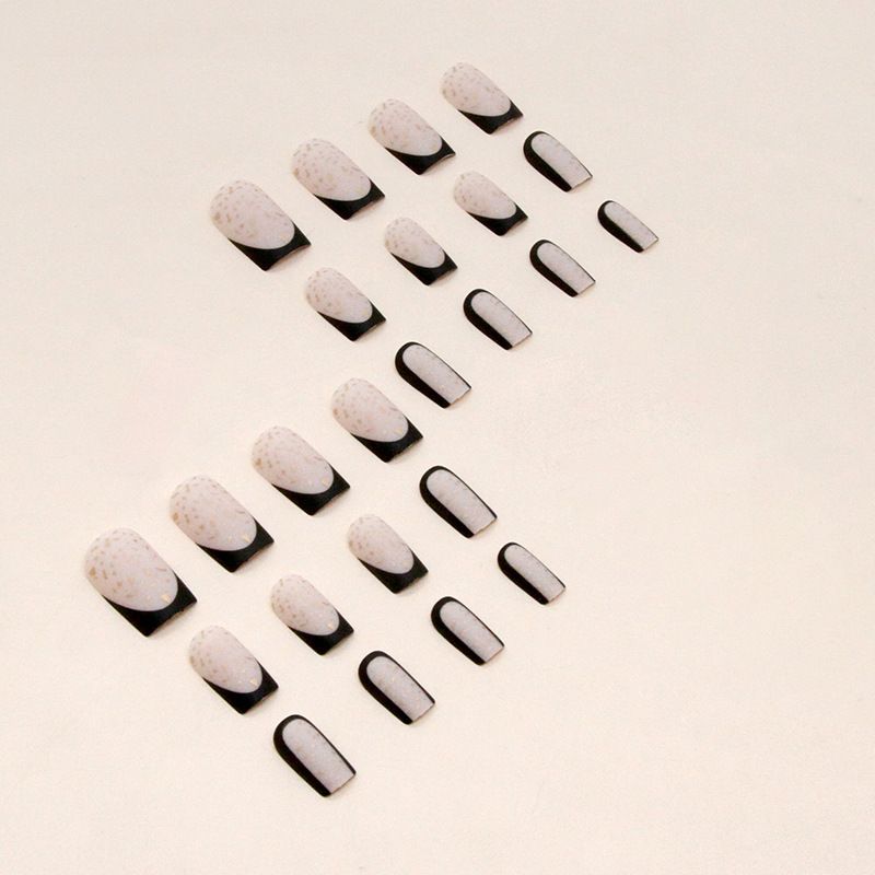 Unghie finte, nail art con frammenti di lamina d'oro nero e smalto satinato, unghia quadrata di media lunghezza_voghion.com