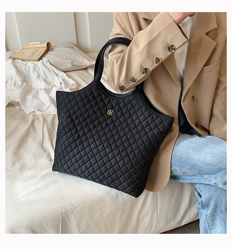 Borsa a tracolla di grande capacità da donna con filo da ricamo Lingge 2023 borsa a tracolla per pendolari di nuova moda popolare borsa tote portatile all-match_voghion.com