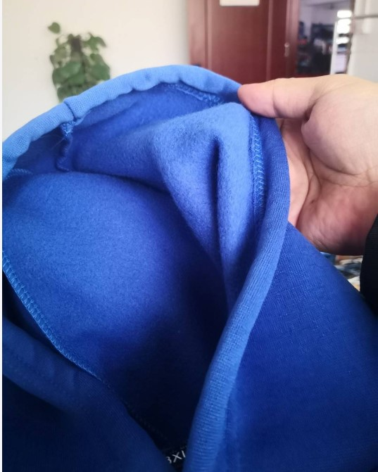 Lässiger Kapuzenpullover mit weihnachtlichem Aufdruck für Herrenbekleidung_voghion.com