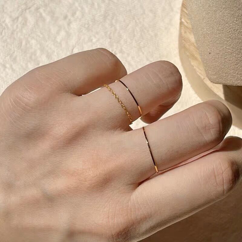 Anillo liso ultrafino de acero de titanio resistente a la decoloración, diseño de nicho femenino, anillo apilado con efecto viento frío, líneas de alta gama_voghion.com