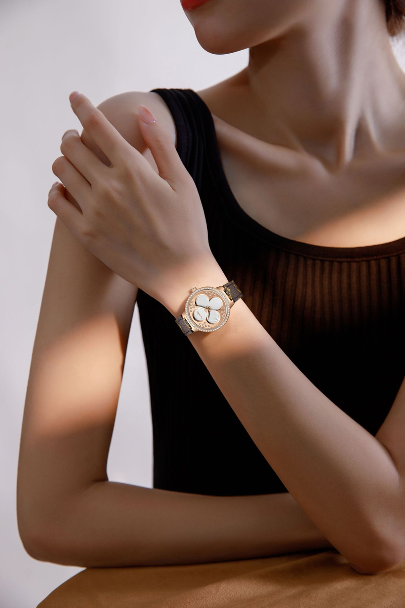 Aoke frauen uhr retro presbyopie vier-leaf clover set mit diamant Britischen uhr business wasserdicht mode uhr außenhandel großhandel_voghion.com