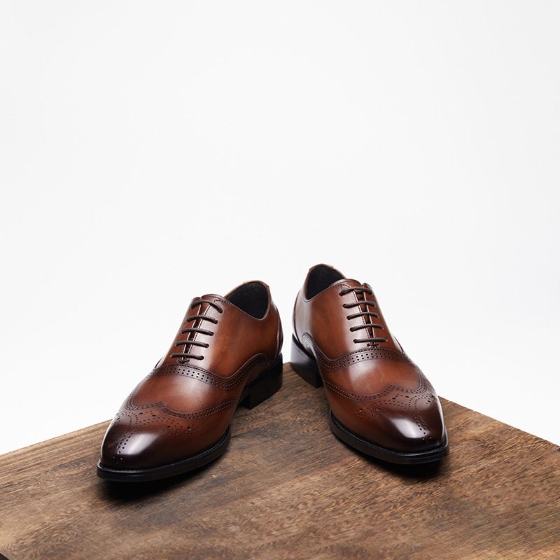 2025 Sommer Neue atmungsaktive geschnitzte Schnürschuhe Emed Hollow Business Casual Leder Loafer_voghion.com