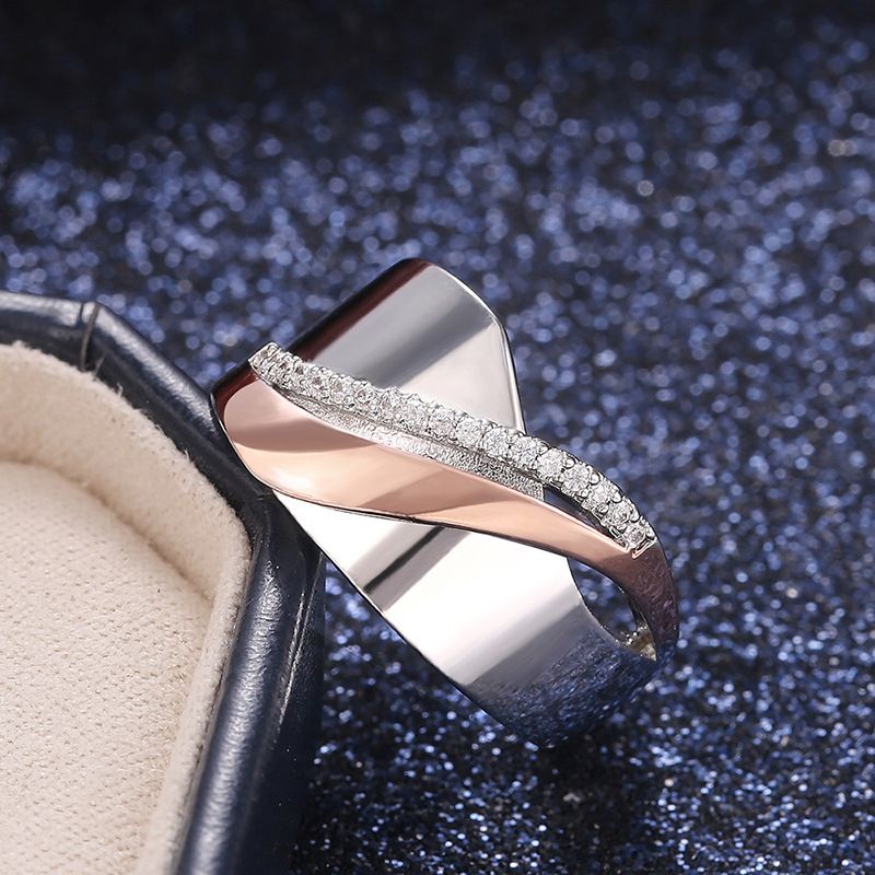 Cao Shi, anello bicolore con croce e fiocco in oro rosa con micro intarsi, semplice e zircone_voghion.com