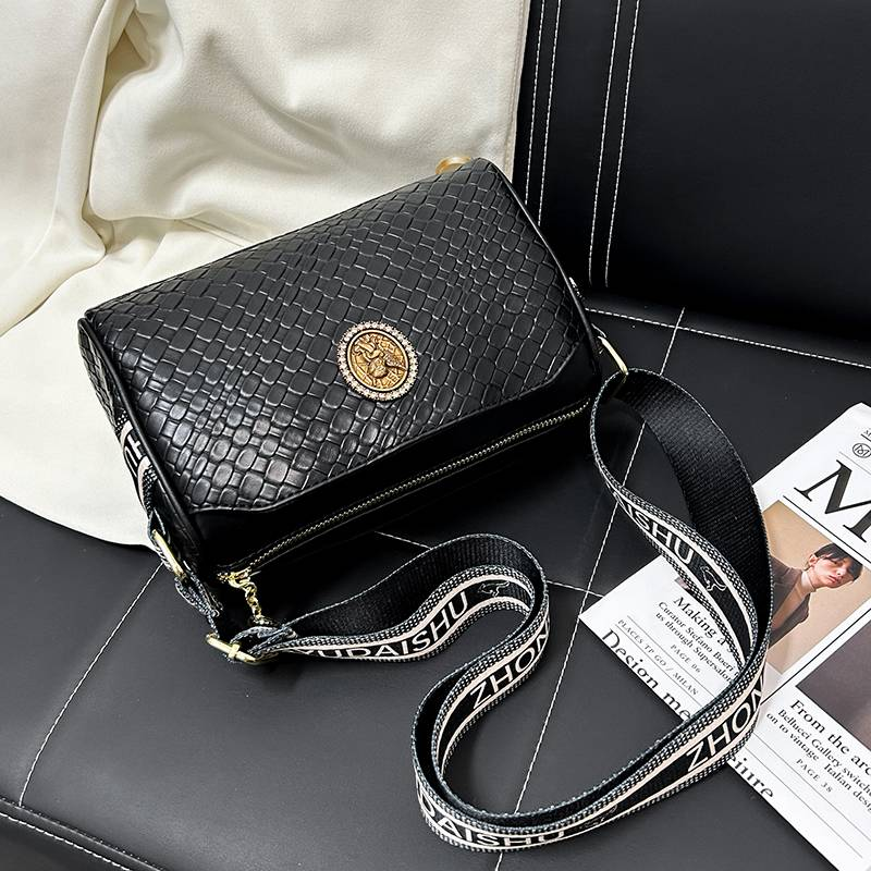 Kožená dámská taška Crossbody Polštář Barrel Woven_voghion.com