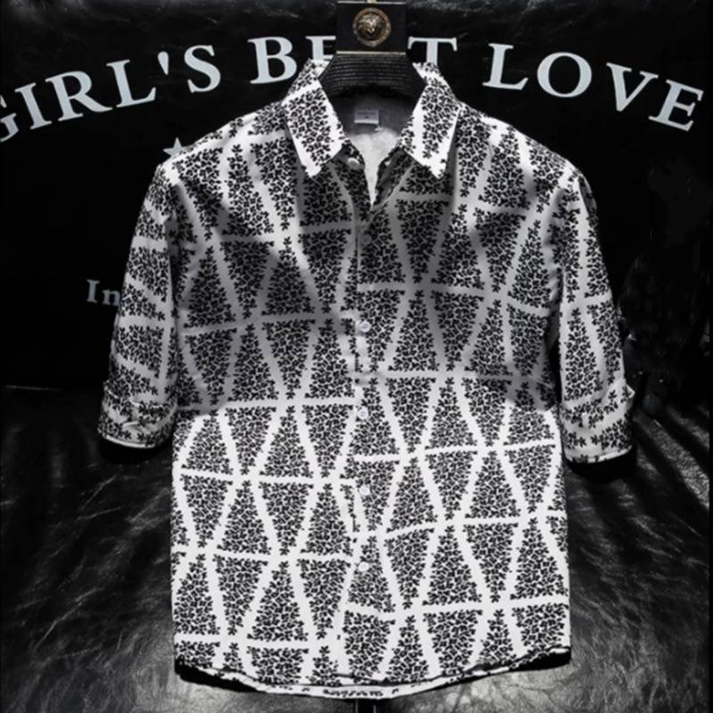 Ein trendiges, modisches und individuell bedrucktes Halbarmshirt für den Sommer, ein dünnes, figurbetontes und cooles Herrenshirt_voghion.com