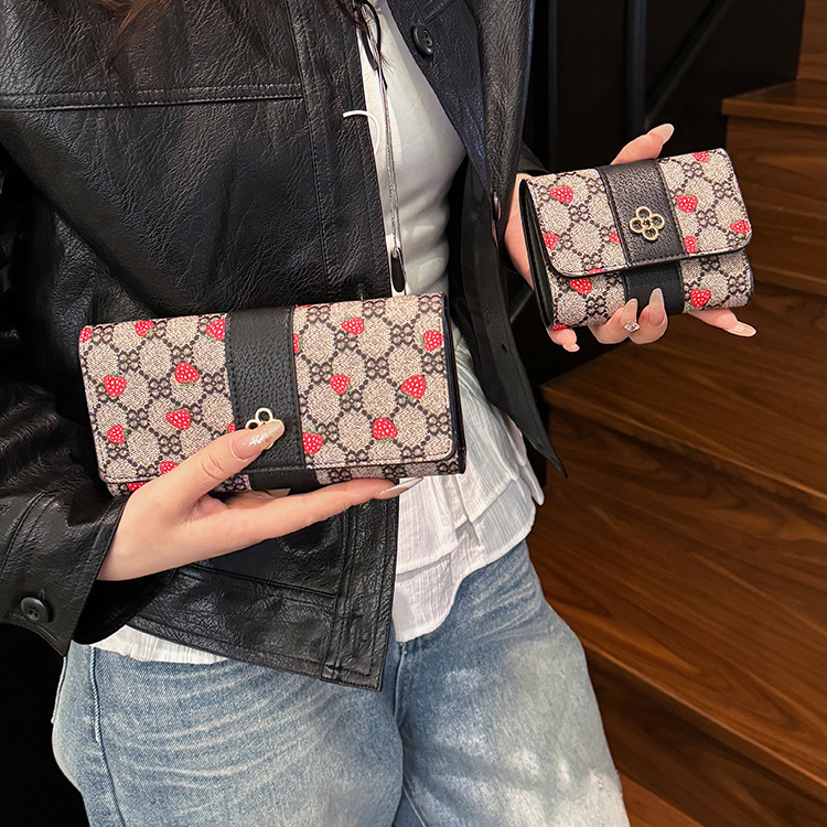 Cartera para mujer con estampado de fresas, estilo retro oscuro, fácil de guardar, monedero versátil, tarjetero triple._voghion.com
