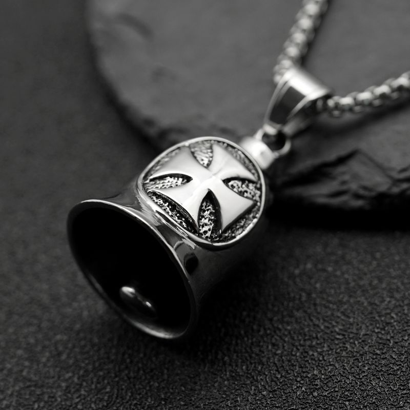 Collier pendentif cloche en acier inoxydable avec logo croix dominante de style moto_voghion.com