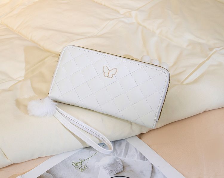 Vintage lang pung med sommerfugledetaljer og quiltet design - Elegant Chanel-inspireret møntpung med pompon-vedhæng og plads til flere kort_voghion.com