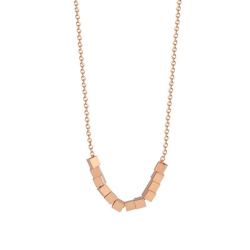 Versioni giapponesi e coreane di una piccola catena quadrata tridimensionale per clavicola con ciondolo in oro rosa. Da donna, in titanio._voghion.com