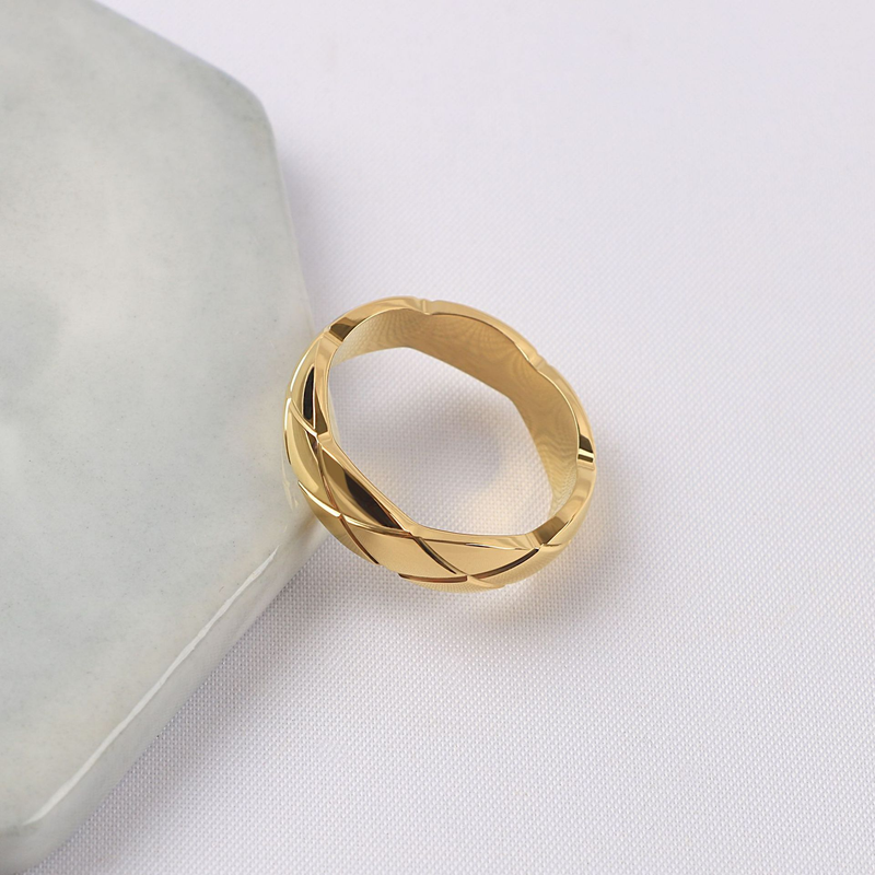 Inel cu model de diamant încrustat cu diamante, inele de cuplu din oțel titan auriu_voghion.com