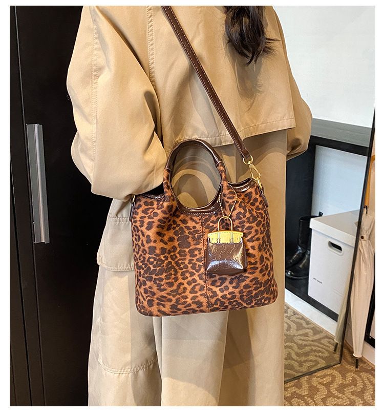 Leopardenmuster für Damen 2024 Herbst neue trendige Mode Schulter koreanische Version Nischendesign Achseltasche_voghion.com