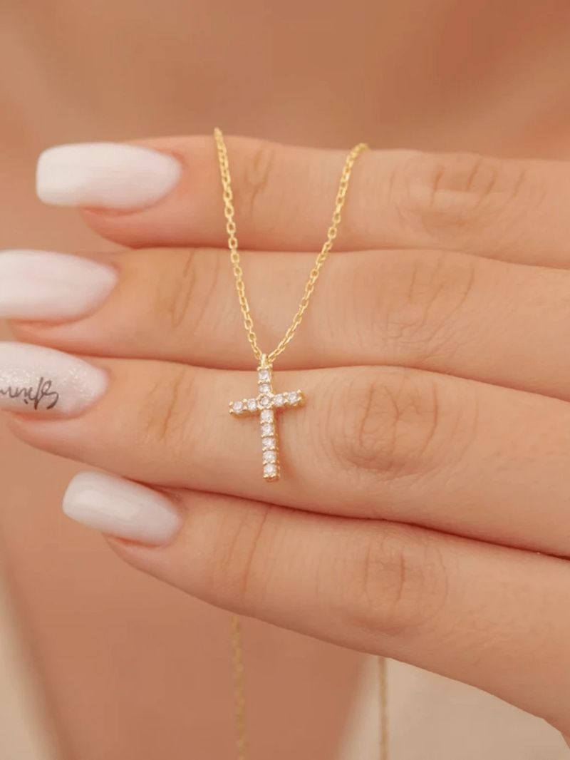 Collana da donna con ciondolo in oro con catena a clavicola e croce piena di diamanti Shine_voghion.com