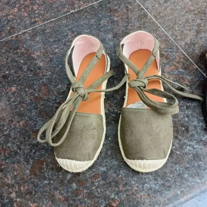 Damenschuhe aus Rindsveloursleder mit runder Zehenpartie im Angebot für den Frühling 2025: Modische, einfarbige Schnürschuhe mit originellem Design._voghion.com